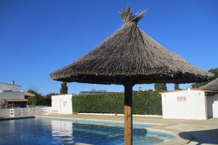 Location de vacances pour 5 personnes, avec Terrasse ainsi que Jardin et Piscine dans Parc ornithologique du Pont de Gau