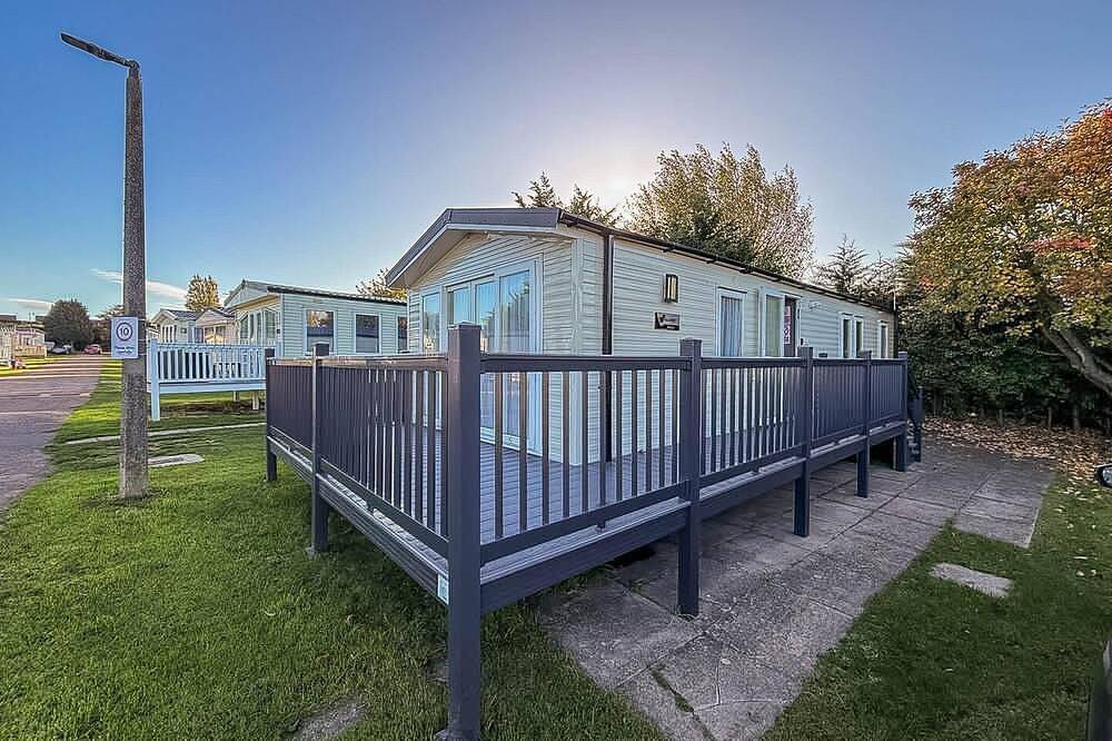 Homely 7 berth caravan at Manor Park in Hunstanton, Norfolk in Hunstanton, Norfolk Coast