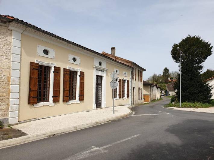 Location de vacances pour 10 personnes, avec Balcon et Terrasse ainsi que Jardin et Piscine à Saint-Maigrin - 2