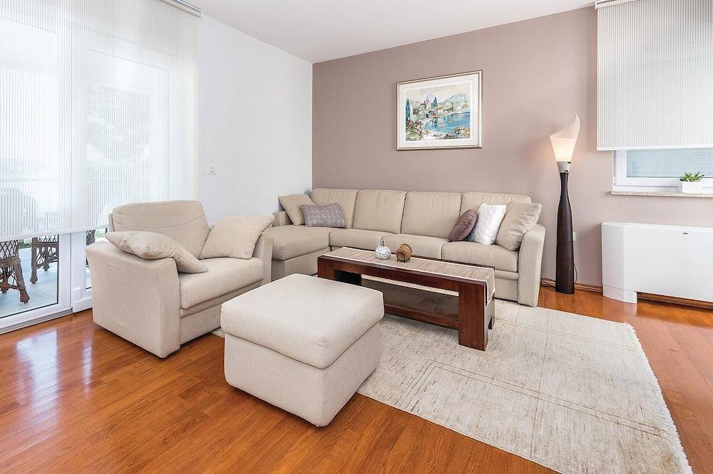 Preciosa casa en Rogoznica con cocina. in Rogoznica, Condado de Šibenik-Knin