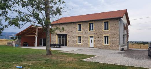 Gîte pour 14 personnes, avec jacuzzi ainsi que sauna et terrasse dans la Loire