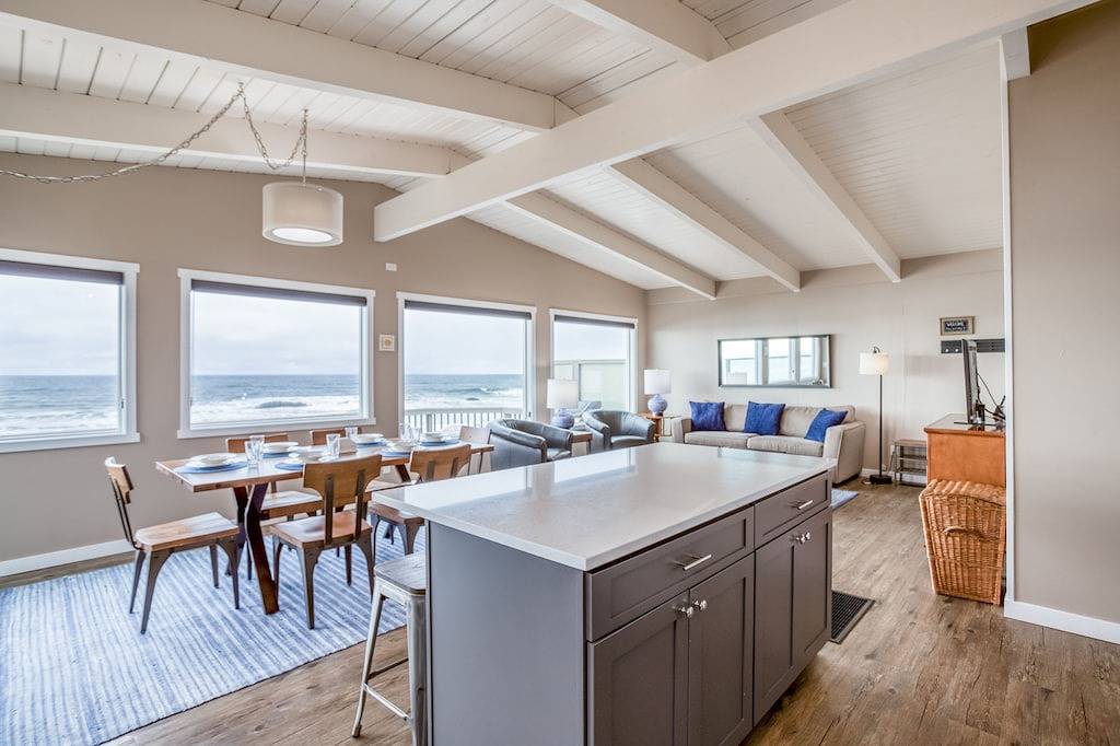 Gemütliches Haus am Meer mit 2 Kingsize-Schlafzimmern, 1 Haus vom Zugang zum Strand entfernt in Lincoln City, Devils Lake (OR)