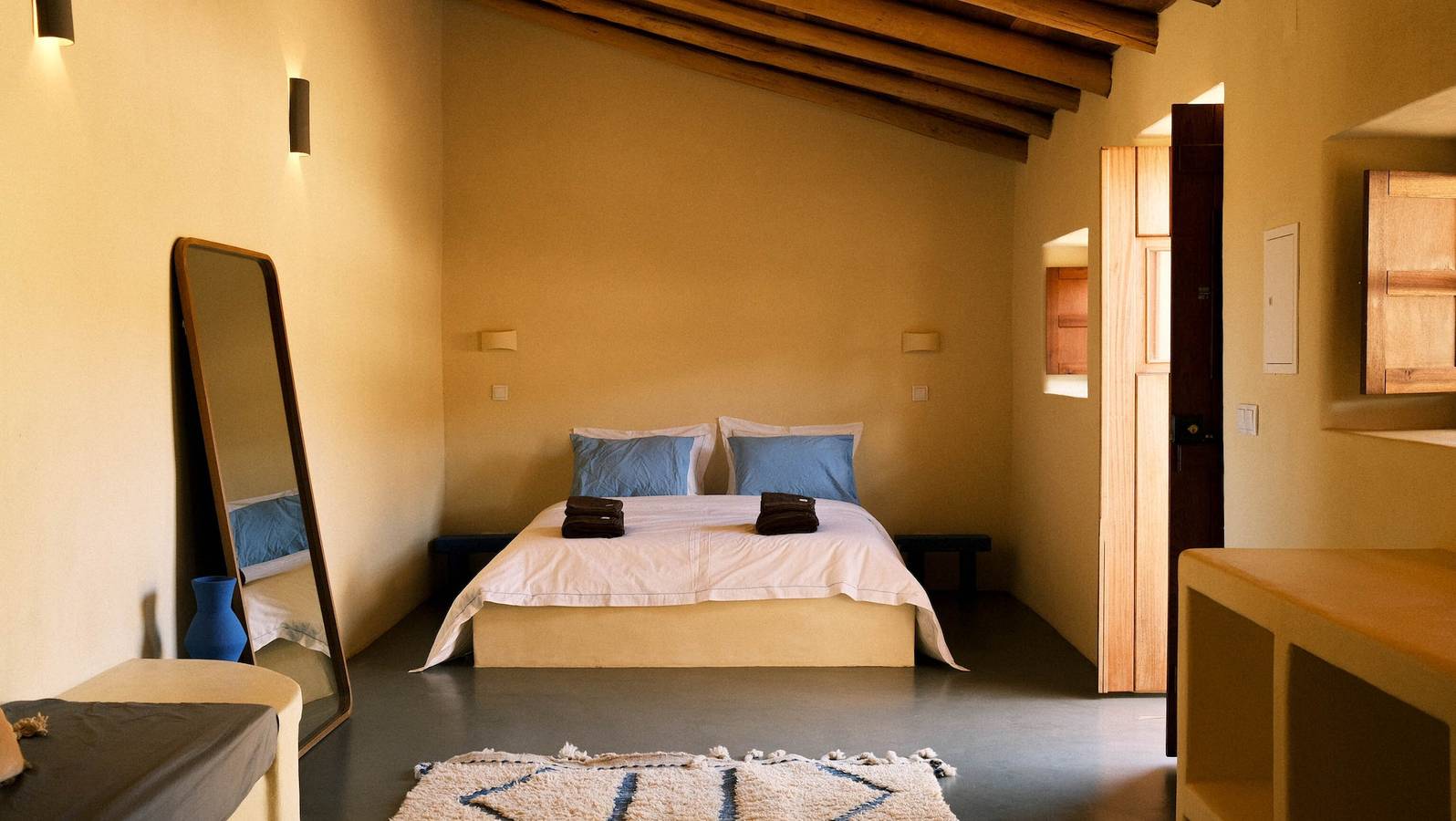 Ganze Wohnung, Apartment „Maré“ mit Bergblick, privater Terrasse und Wlan in São Teotónio, Costa Alentejana