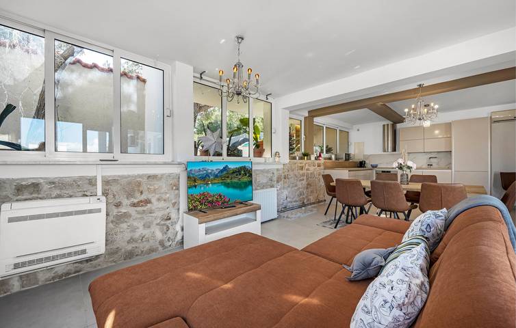 Ganze Ferienwohnung, Gemütlich, 2 km vom Strand entfernt: WLAN, Pool, Parkplatz und Terrasse! in Tisno, Murter
