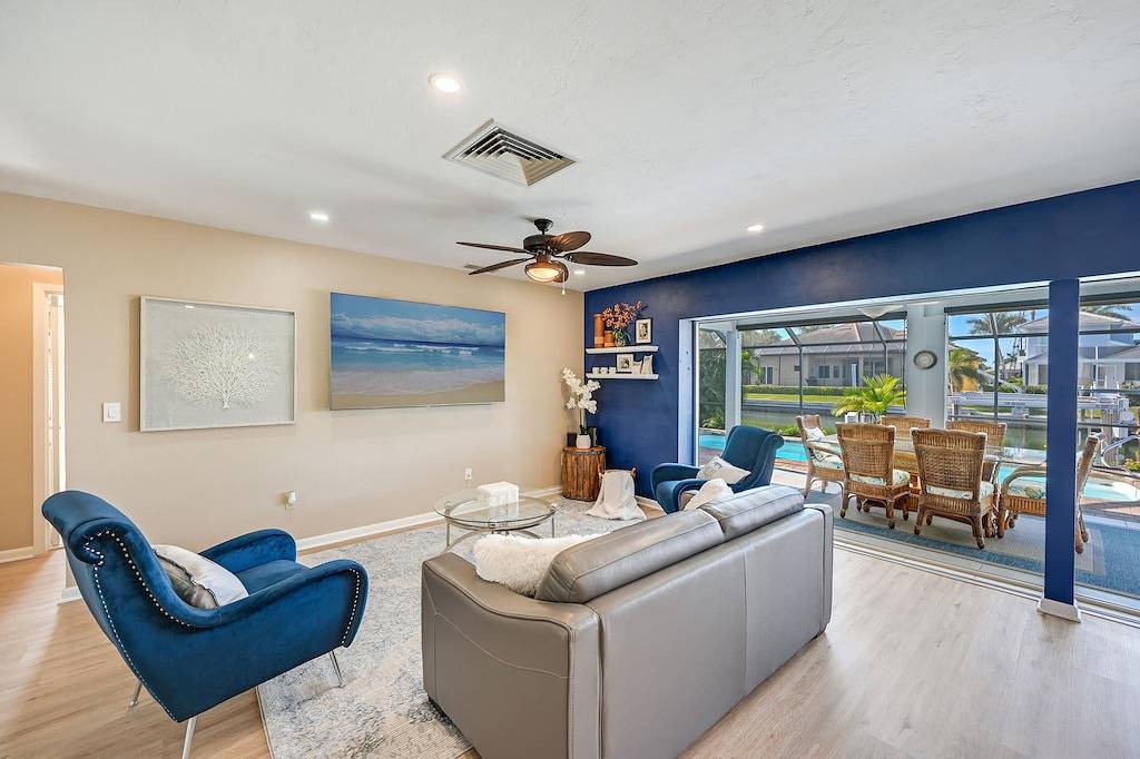 Charming and cozy with a dock for your boat and minutes to the Beach in Marco Island, Southwest Florida