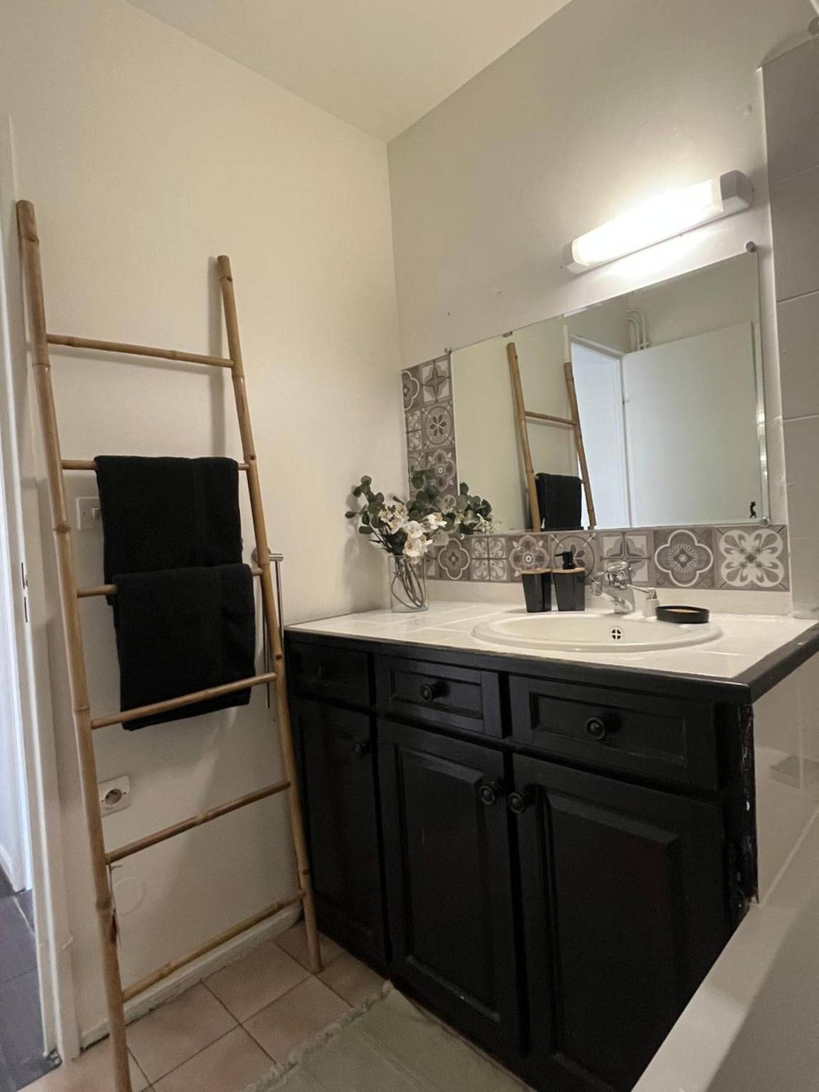 Apartamento entero, Apartamento 'Au Pied Du T2 La Défense' con Wi-Fi in Bezons, Valle del Oise