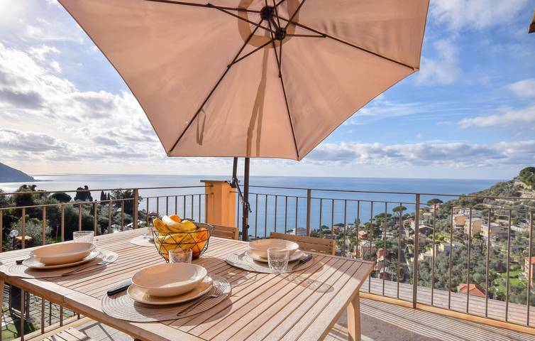 Appartamento intero, Appartamento per vacanze vista mare con lavatrice, aria condizionata, parcheggio, terrazza e internet in Recco, Riviera di Levante