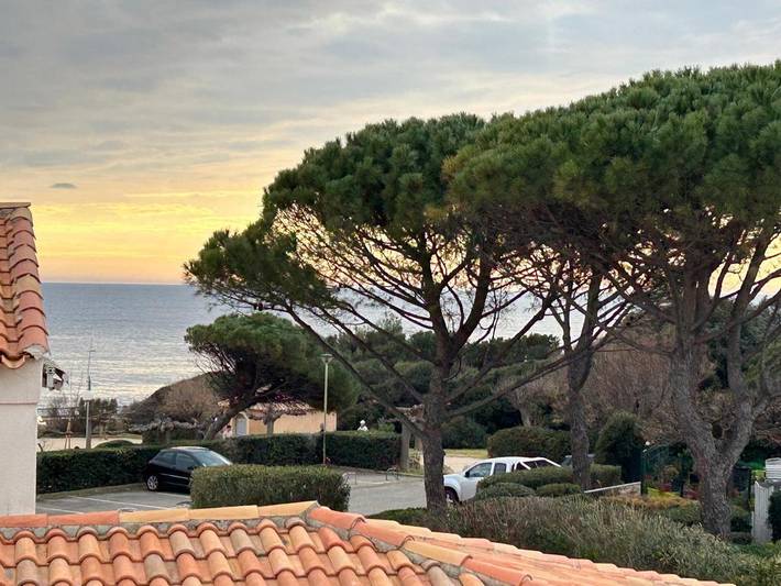 Appartement de vacances pour 3 personnes, avec vue et terrasse ainsi que bassin pour enfant et piscine