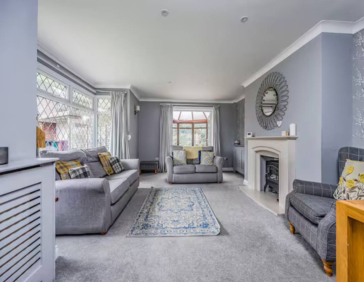 Gorgeous Family Home with Garden - Pass the Keys in Chichester, West Sussex