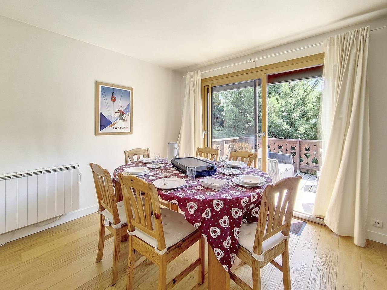 Cozy chalet in the heart of Méribel with fireplace and parking in Les Allues, Les Trois Vallées