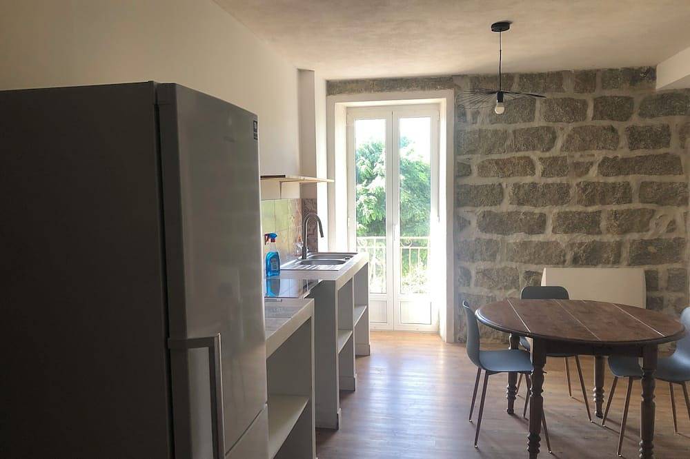 Appartement entier, Appartement T3 dans maison de village climatisée in Aullène, Parc naturel régional de Corse