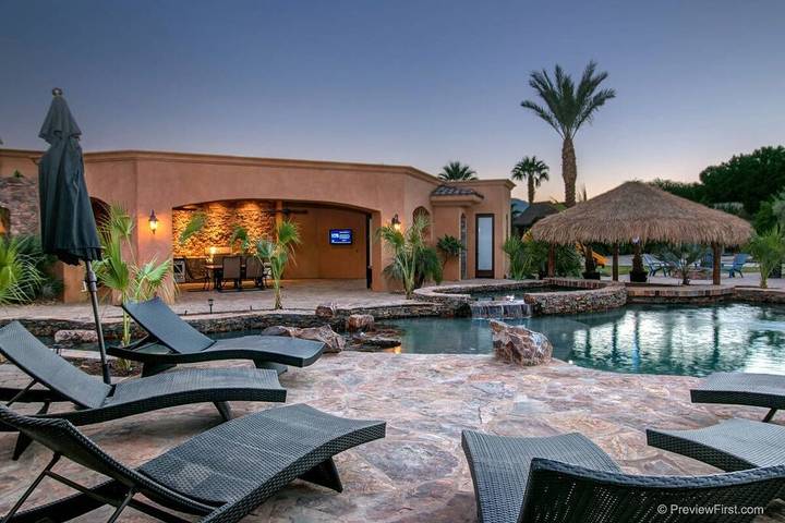 Vacation rental for 20 people, with yard and hot tub in Riverside County