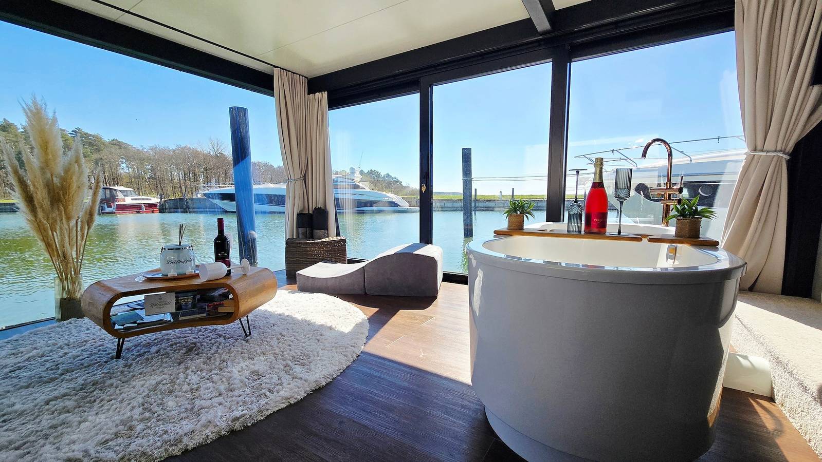 Hausboot 'Hafensuite Rügen' mit Wlan in Nationalpark Jasmund