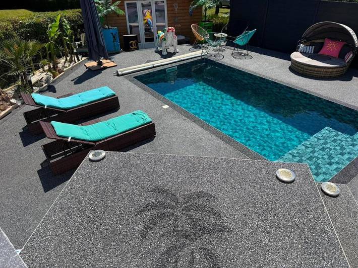 Location de vacances pour 3 personnes, avec jacuzzi et jardin ainsi que terrasse et piscine à La Machine