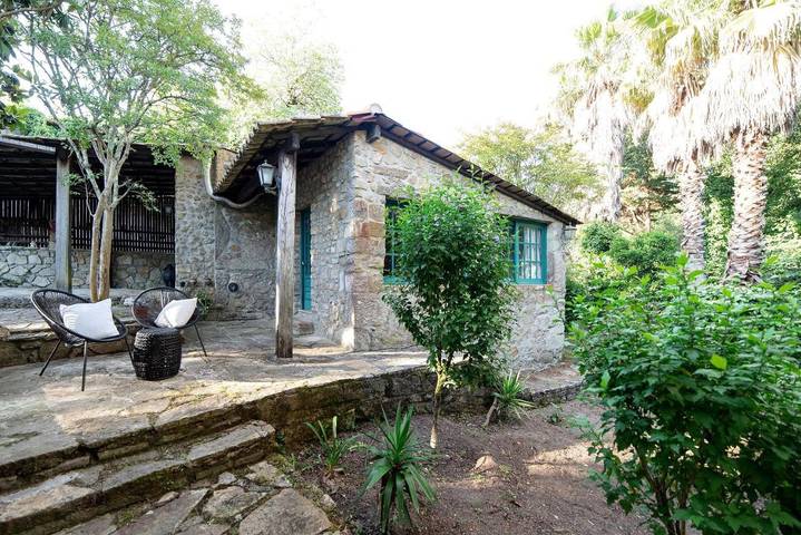 Location de vacances pour 2 personnes, avec Terrasse ainsi que Jardin et Vue dans Forjães