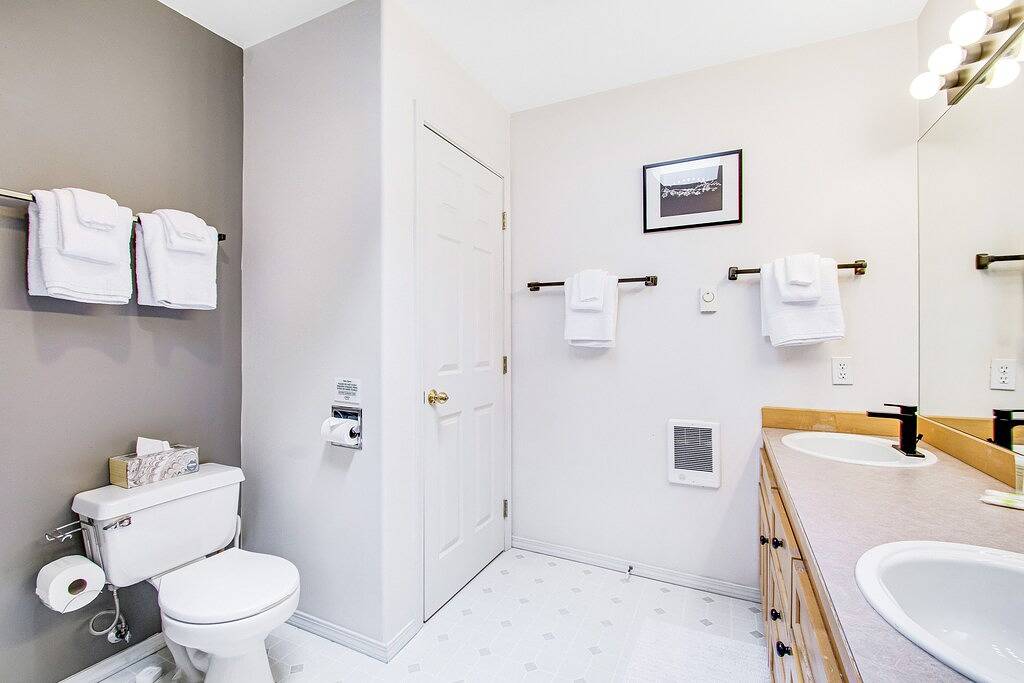 Dreamy Retreat in the Woods W/ Firepit, Fireplace, Free Wifi, Large Deck & More in Orcas Island