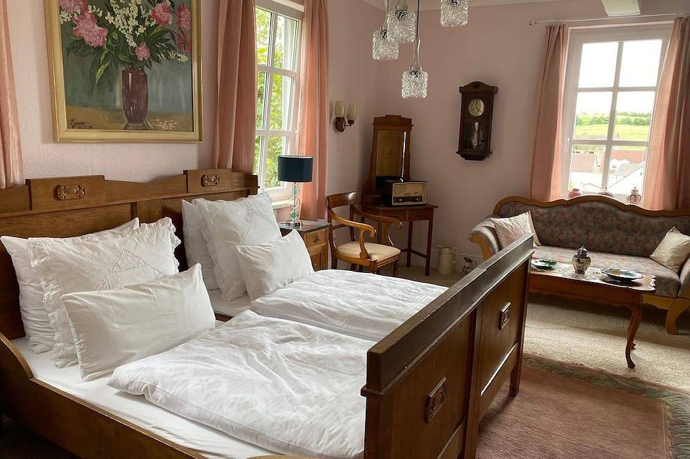 Loving, dreamy, old schoolhouse in vintage style - for a maximum of 10 people. in Wartmannsroth, Rhön-Bayern