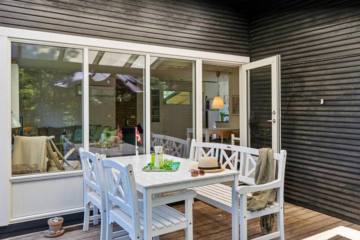 Gemütliches klassisches Ferienhaus mit überdachter Terrasse und großem Naturgrundstück – nur wenige Gehminuten vom kinderfreundlichen Strand von Ahl entfernt. in Ahl Strand, Ebeltoft