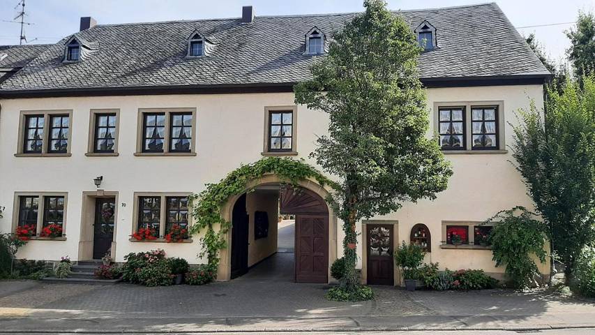 Ferienwohnung für 4 Personen, mit Balkon und Terrasse sowie Garten in Wintrich