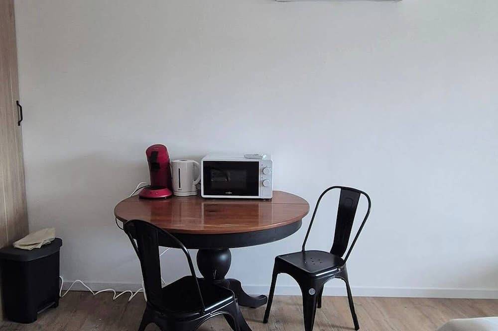 Entire apartment, Aquarius, studio centre ville avec climatisation et balcon in Saint-Céré, Massif Central