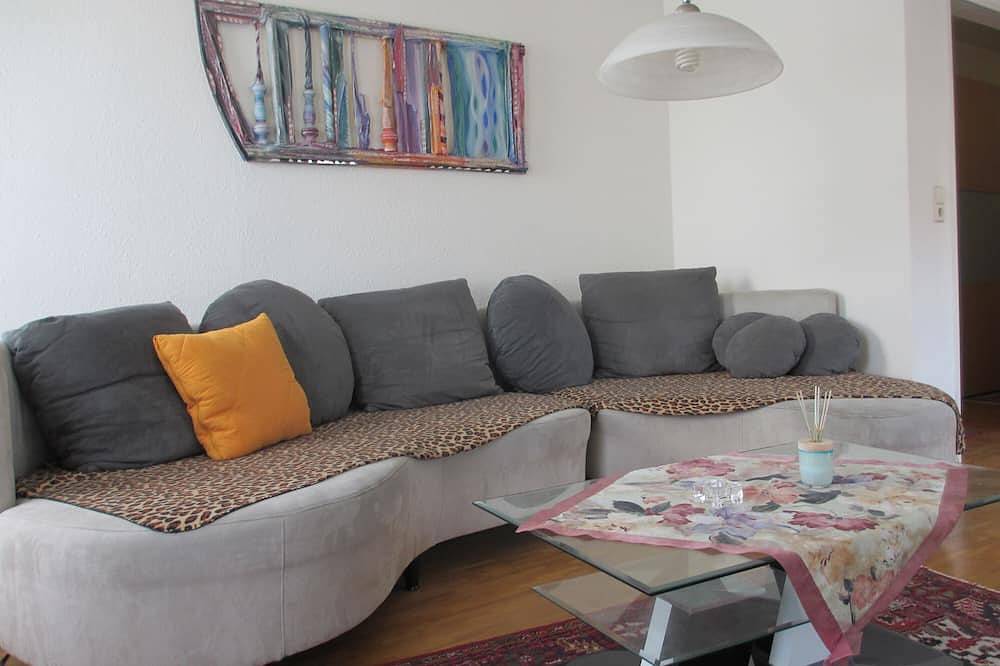 Entire apartment, 2 room apartment, balcony, Rathausplatz, barrier-free approx. 48 sqm in Altstadt (Freiburg), Freiburg