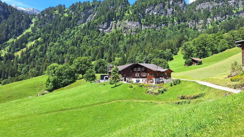 Ferienwohnung für 4 Personen, mit Garten und Terrasse in Glarus Süd