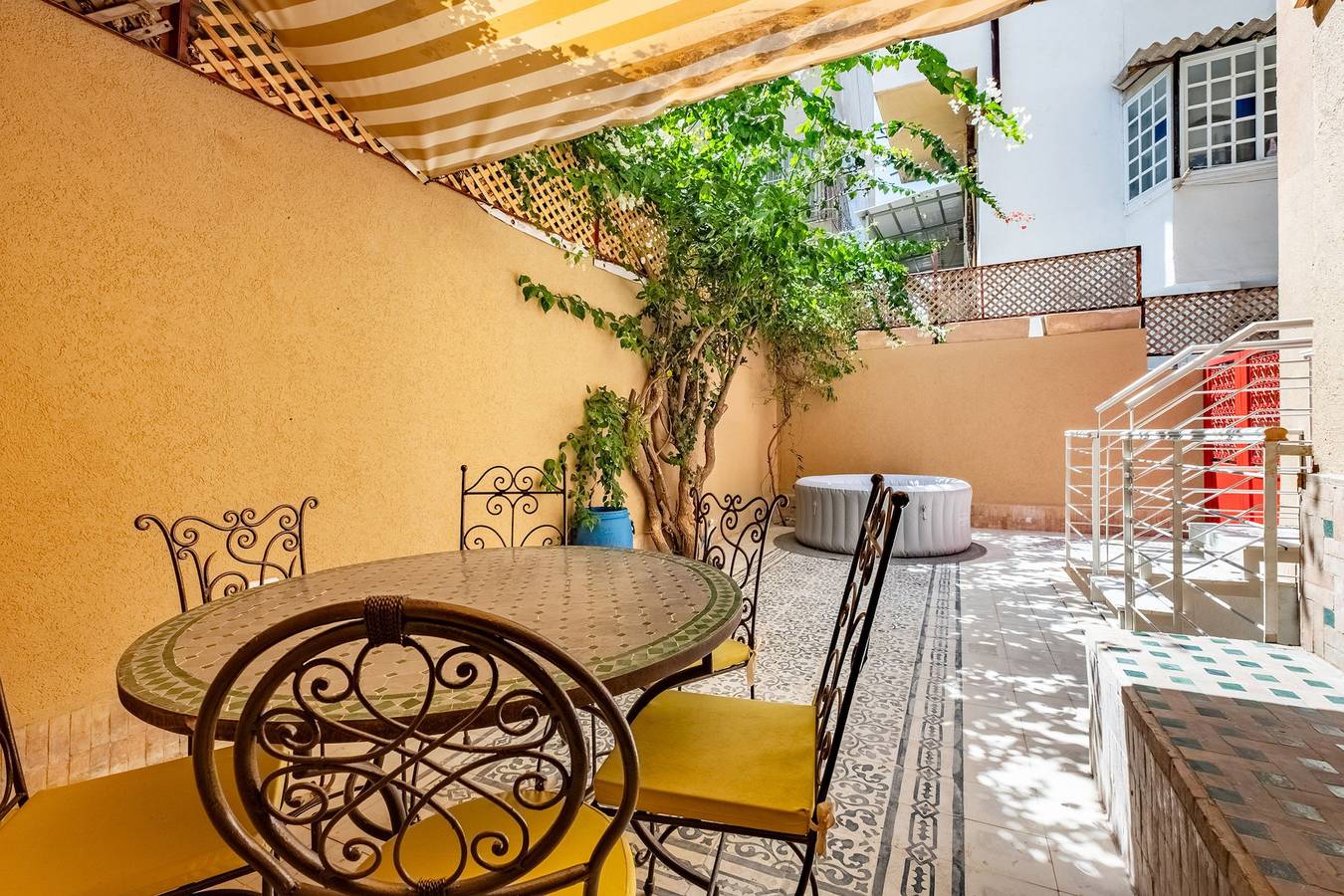 Entire apartment, Mamad Designer Gem Secret Patio & Jacuzzi Near Beach by Feelhome in Tel Aviv, Tel Aviv District