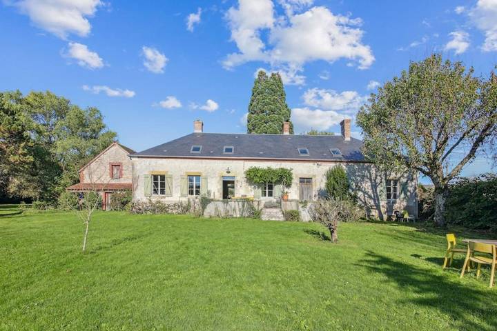 Gîte pour 8 personnes, avec jardin et piscine, adapté aux familles à Beauchamps-sur-Huillard