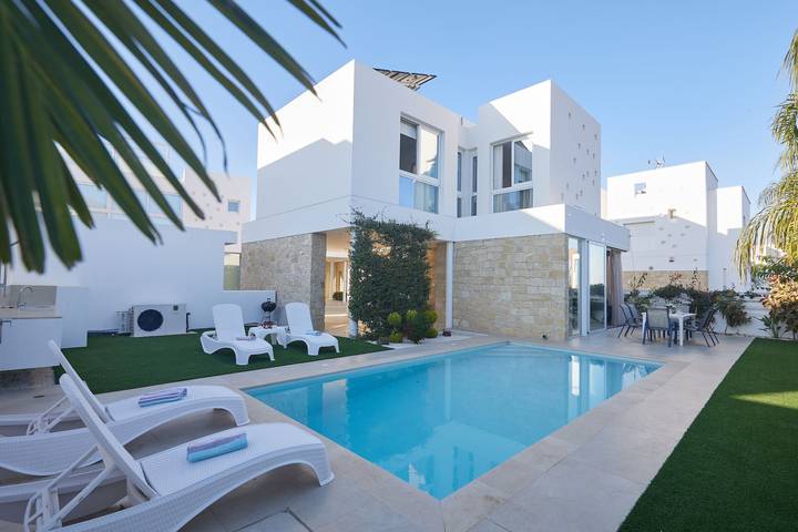Holiday rental for 7 people, with garden and terrace as well as pool in Protaras