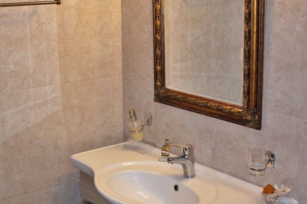 Geheel appartement, Villa with garden in Varkiza, Vari