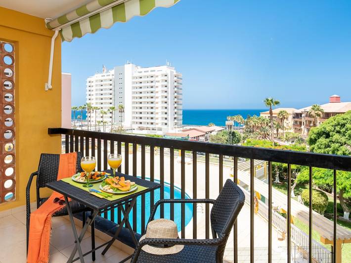 Location de vacances pour 4 personnes, avec jardin ainsi que piscine et vue sur l’océan, adapté aux familles à Costa Adeje