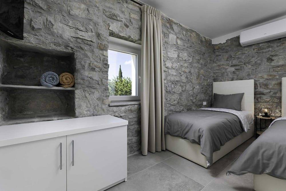 Luxury Krk Villa with Private Pool and Gardens - Three Bedroom Villa in Lakmartin, Krk (isla)