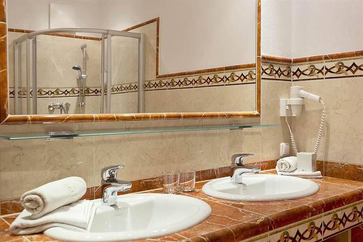 Doppelzimmer mit Dusche, Wc "Dorfblick" in Hohe Tauern, Dorfgastein
