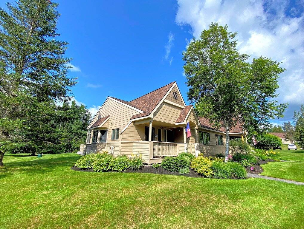 Klimatisiertes und wunderschön eingerichtetes Fairway Village Townhome, nur einen kurzen Spaziergang vom Mount Washington Hotel entfernt! Im Herzen von Bretton Woods und den White Mountains, mit Shuttle zum Skifahren und einer kurzen Fahrt zu unzählige... in Bretton Woods, Carroll