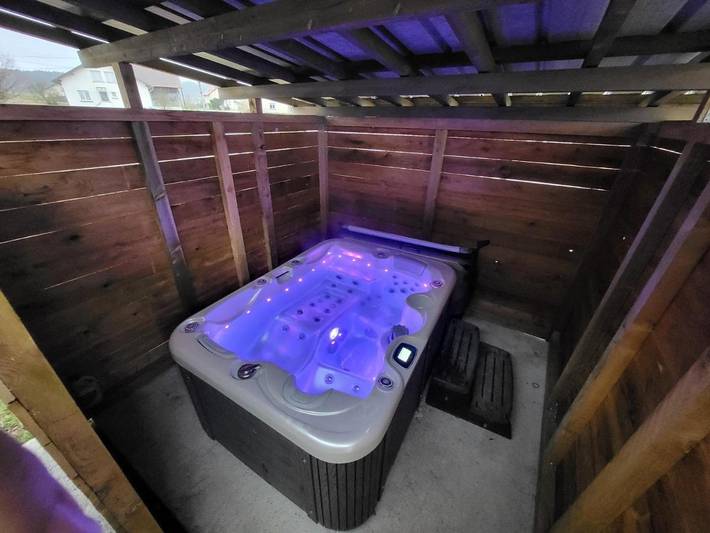 Appartement de vacances pour 4 personnes, avec jardin ainsi que piscine et jacuzzi