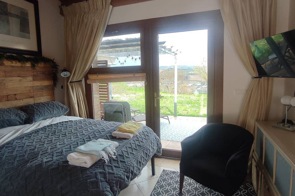 Entire apartment, Studio apartment with hot tub and patio in peaceful countryside! in Penne, Pescara Province