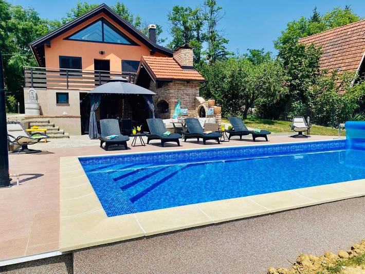 Ferienhaus für 6 Personen, mit Balkon und Whirlpool sowie Terrasse und Garten