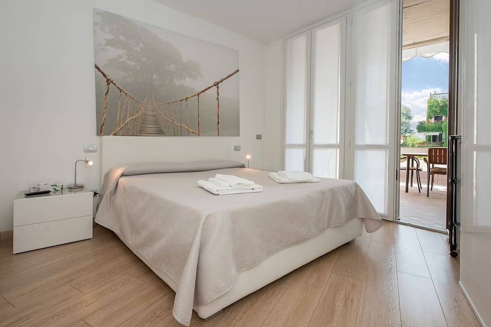 Entire apartment, Ai Teatri Apartment - Lake view - terrace - Wifi in Rivoltella del Garda, Desenzano del Garda