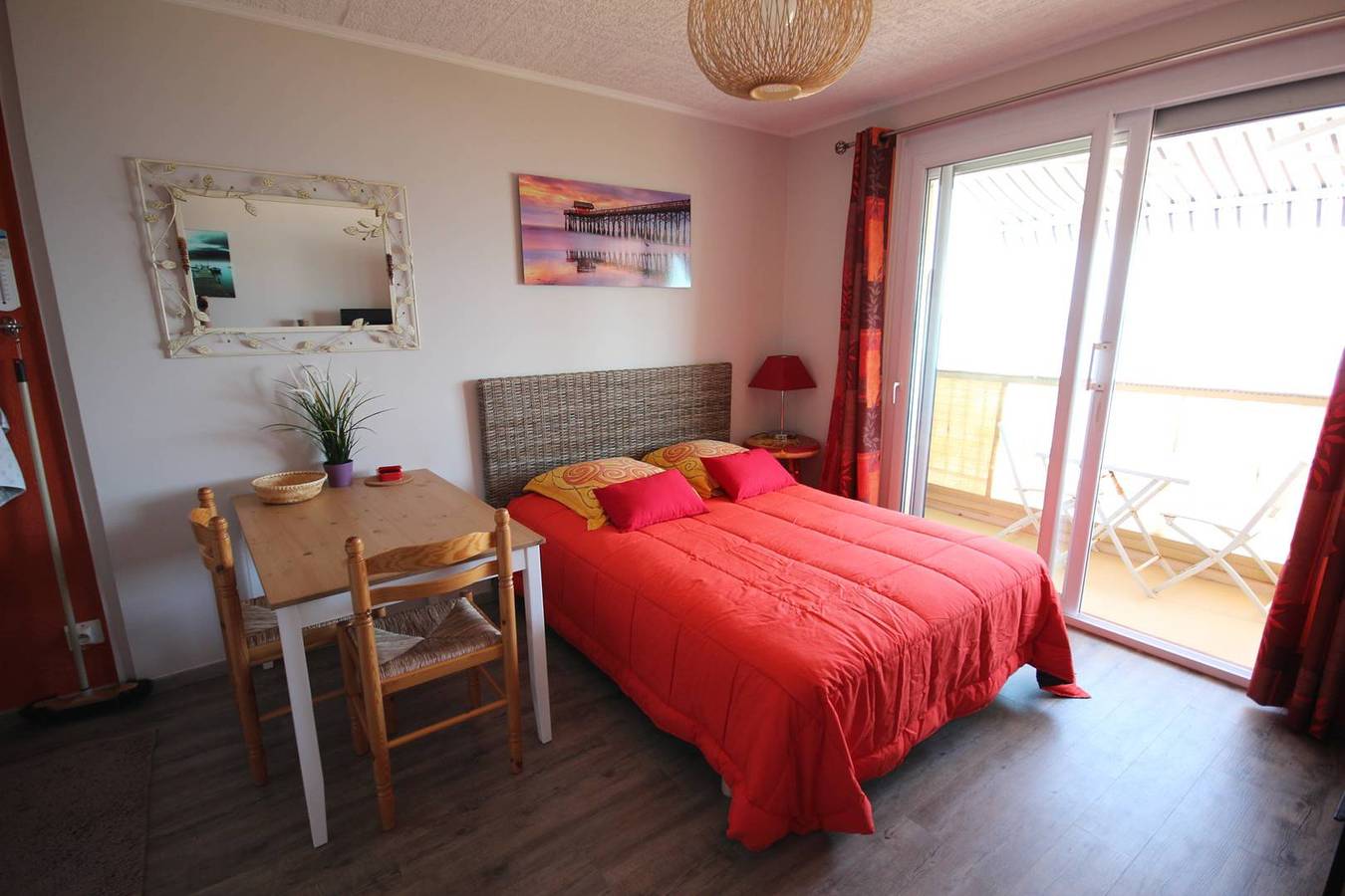 Entire studio, Lovely Flat for 2 Persons, Wifi , Airco, wonderfull view of the sea from the balcony, 20 m from the beach of Portiragnes in Portiragnes Plage, Portiragnes