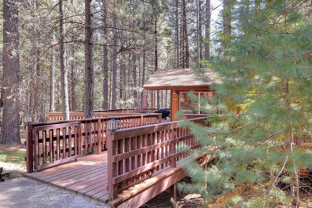 Papa Bear Cabin bietet 1 Queensize-Bett in der Master-Suite, 2 große Betten im Schlafzimmer im Obergeschoss ... in Wawona, Mariposa County