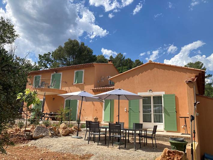 Gîte pour 4 personnes, avec jardin ainsi que terrasse et piscine