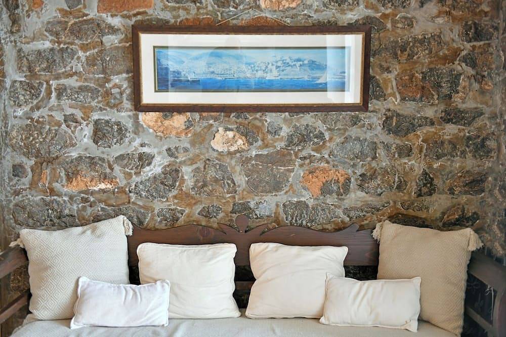 Luxury 3 room seaside stone villa in Hydra