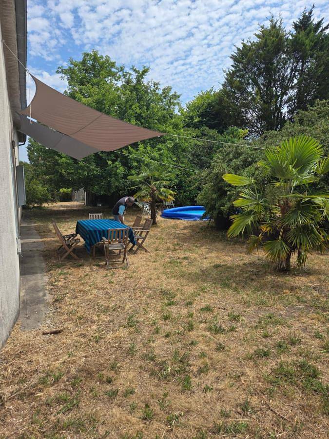 Location de vacances pour 9 personnes, avec Terrasse et Jardin ainsi que Bassin pour enfant et Piscine à Sainte-Lheurine
