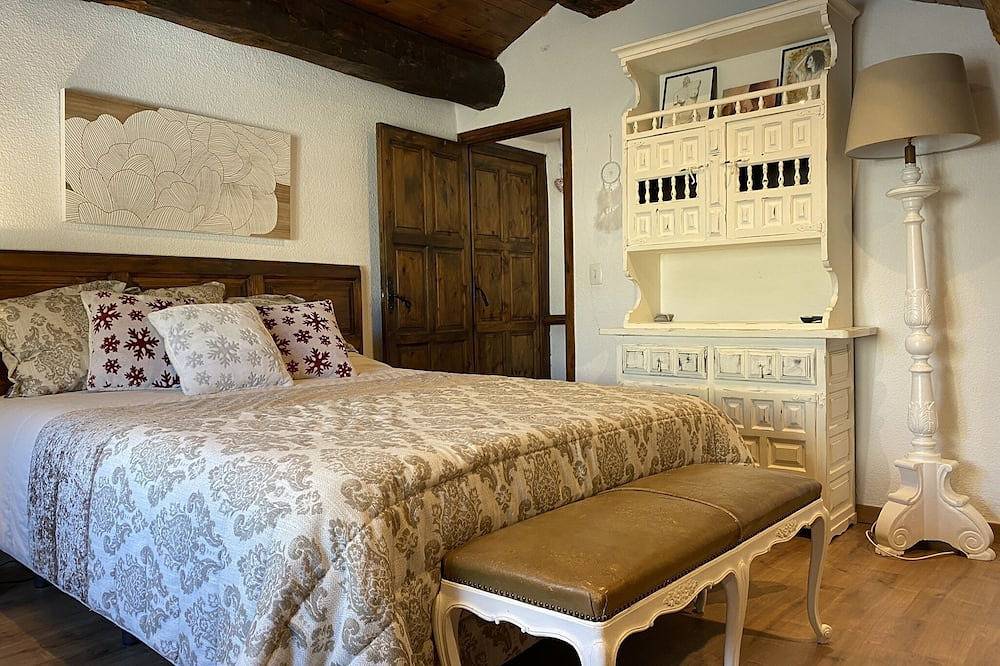 Entire apartment, Exquisite high mountain duplex in the town centre of Llívia in Llívia, Cerdanya