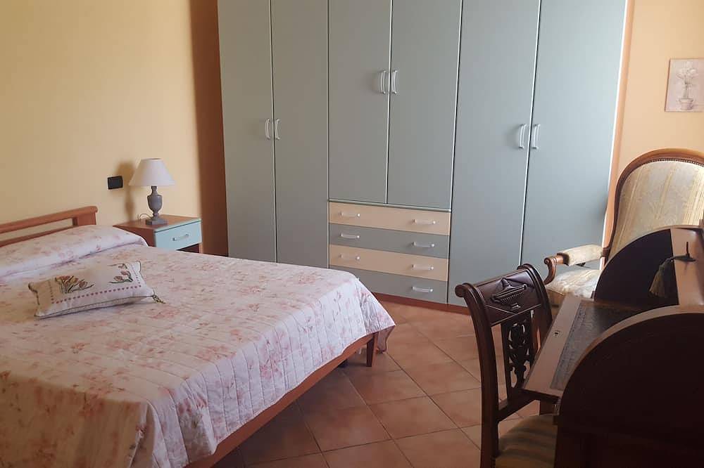 App. in Villa with large private garden and parking, shared pool in Oneglia, Imperia