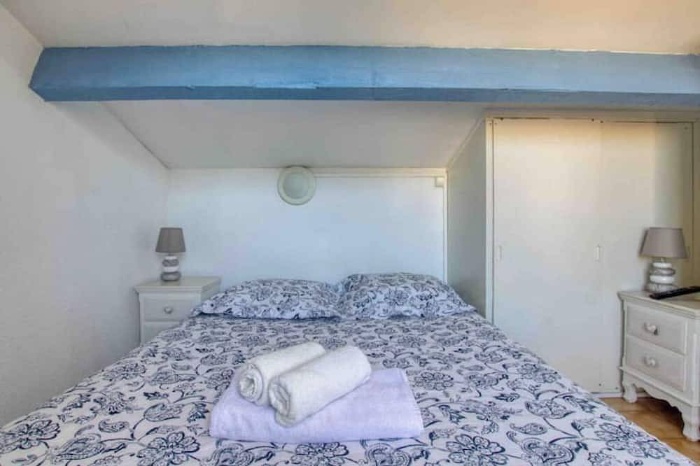 Villa club de 48 m2, 2 chambres, wifi, clim, vue mer, 10 mn à pieds de la plage. in Sanary-sur-Mer, Côte méditerranéenne (France)