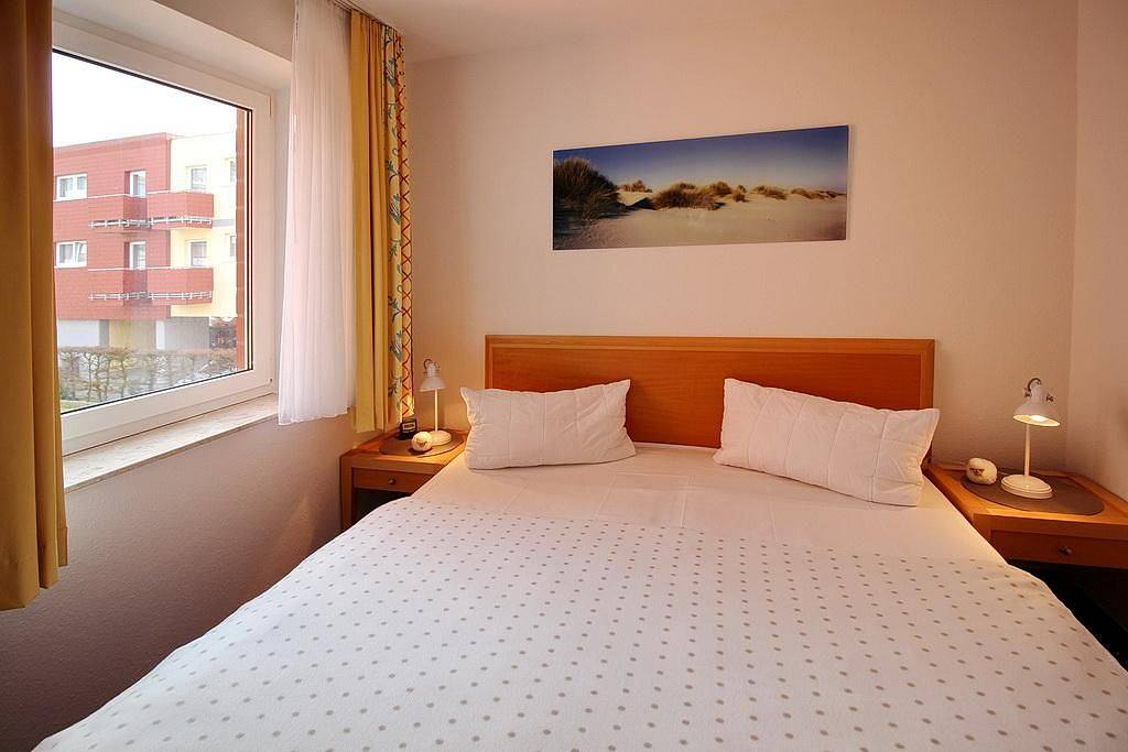 Ganze Wohnung, Hübsche Ferienwohnung am Meer mit Balkon und Blick zum grünen Nordseedeich in Schillig Strand, Wangerland