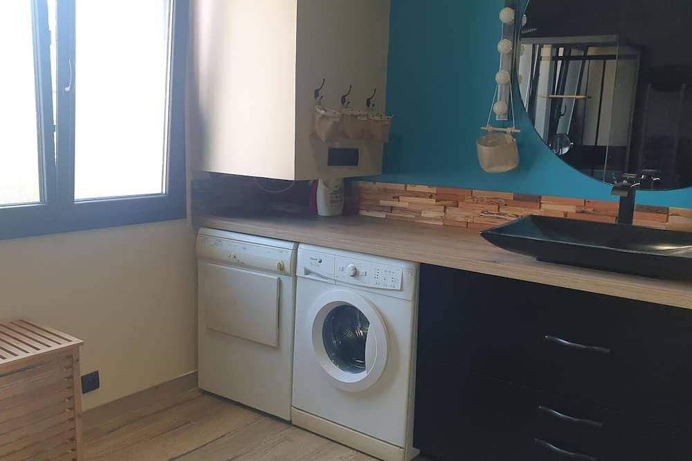 Appartement entier, 4km des plages/Sanary, appart neuf 9 pers calme, terrasse, clim, 2 chb, parking in Ollioules, Côte méditerranéenne (France)