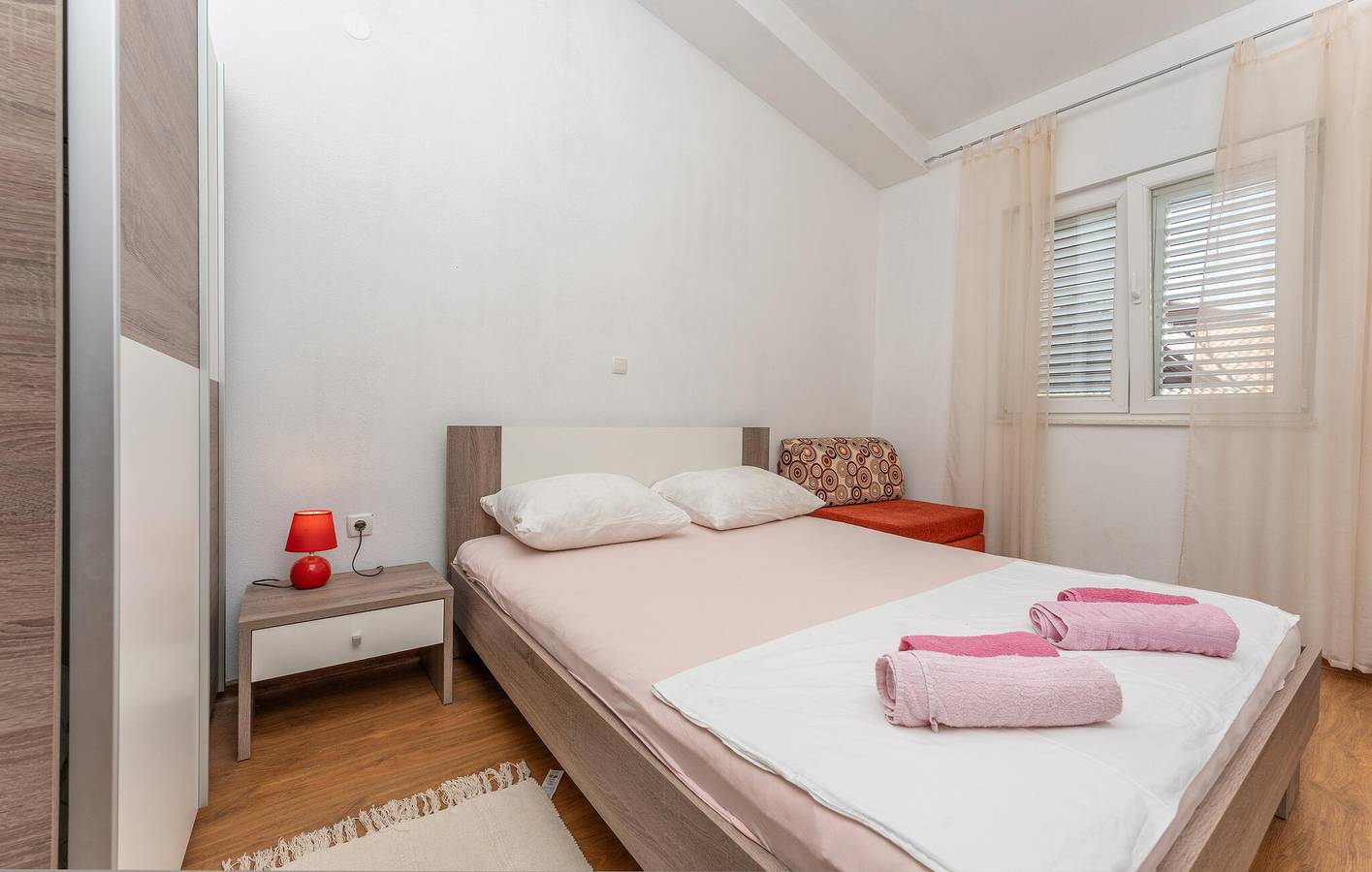 Ganze Ferienwohnung, Ferienwohnung für 4 Personen mit Pool in Pakostane, Zadar