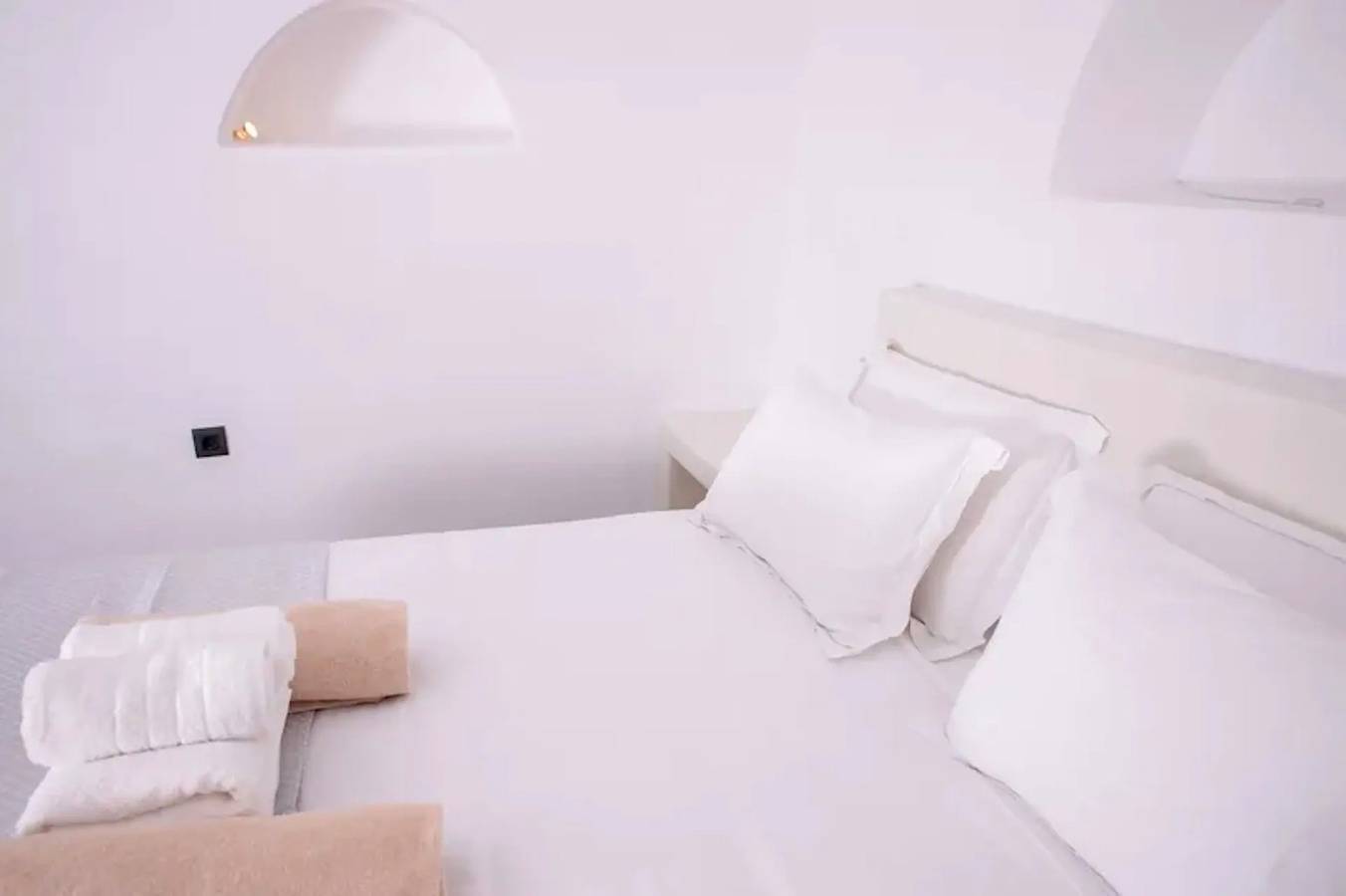 Magical Santorini Villa | 1 Bedroom | Deluxe Suite | Beautiful Sea Views in Finikia, Santorini